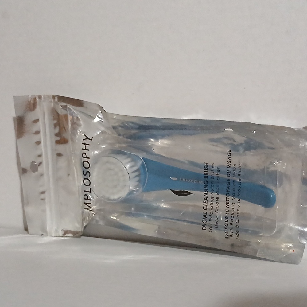Simplosophy Facial Cleansing Brush Soft Bristles blue handle NWT